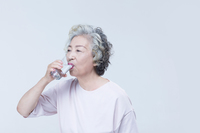 “아침 공복에 꼭 마셔라”… 의사 추천한 ‘이것’, 뭐지?