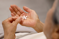 ‘이 약’ 6개월 이상 복용한 노인, 골절 위험 최대 65% 증가