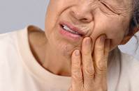 치매 환자 '씹는 힘'의 중요성… 임플란트 하면 사망률 감소