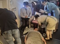 학술대회 향하던 韓 의사 7명… 비행기 ‘닥터콜’에 뛰쳐나가 환자 살렸다