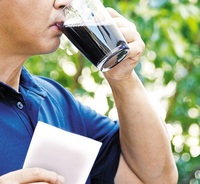 “건강해지려 마셨는데”… 알고 보니 ‘췌장 지치게 하는’ 음료