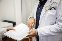 “환자 살리기 바빠 일일이 받을 겨를 없어” 응급실 의료 AI 도입 막는 ‘사용 동의서’