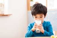 저지방 먹이랄 땐 언제고… ‘전지방 우유’ 마신 아이들이 비만 위험 낮아