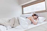 열어둔 창문 사이로 봄바람 솔솔… 자는 동안 괜찮을까?