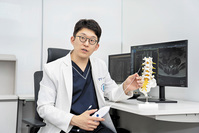 "50대 이후 갑자기 키 줄었다면… 노화 아닌 '척추 질환' 의심해야"