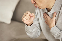 “가래 삼켰다가 장 망가질라” 호흡기내과 전문의 경고… 왜?