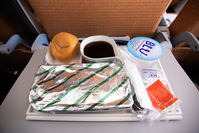 비행기에서 웬만하면 안 먹는 게 좋은 ‘이것’