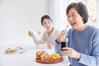 “다쳐도 잘 안 낫는 몸 돼”… 나이 들어 ‘이것’ 많이 먹으면 큰일