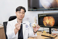 "척추 수술, 두렵다고 미루지 말아야… 작게 절개해 안전하게 치료"