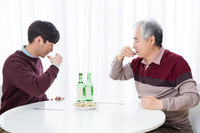 자식과 함께 살아도… 노인, 배우자 없으면 음주율 높다