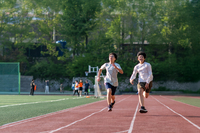 운동장 산책, 교실 스트레칭… 경쟁 아닌 ‘움직이는 즐거움’ 교육해야