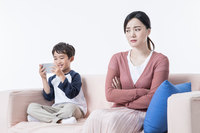 “숙제하면 폰 줄게” 부모의 훈육 방식이 아이 ‘사이버 불링’으로 내몬다