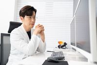 [의학칼럼] 여름 햇빛에 뿌예진 시야, 노안 아니라 백내장일 수도